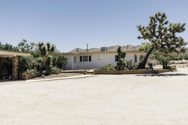 8837 Hardesty Drive Drive, Yucca Valley CA: https://media.crmls.org/mediaz/d2cd5dc5-9c0f-463e-a3be-f6a09b317a59.jpg