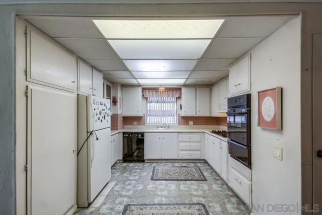 14215 Pecan Park Ln, El Cajon CA: https://media.crmls.org/mediaz/d2cde856-b033-487e-a377-c9986515c91d.jpg