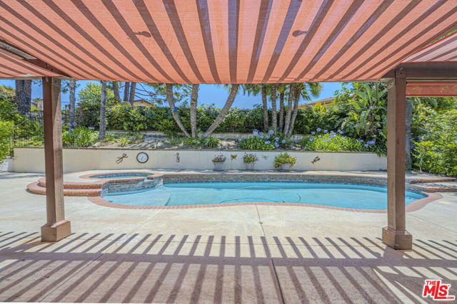 3926 Corte Cancion, Thousand Oaks CA: https://media.crmls.org/mediaz/d2cf5f1a-2e67-48b0-9277-43632cc95113.jpg