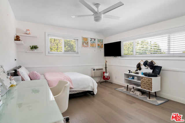 4909 Encino Terrace, Encino CA: https://media.crmls.org/mediaz/d2d0ace2-6eb2-42fe-aab5-49d0e4331c10.jpg