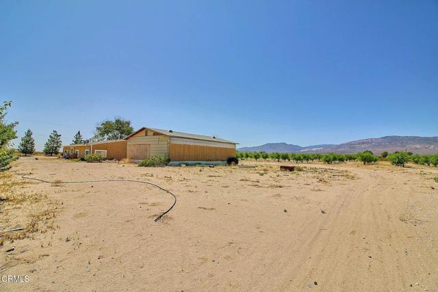 10424 Santa Fe Fire Road, Lucerne Valley CA: https://media.crmls.org/mediaz/d2d1d1d7-32f8-4268-bacc-a9a2d817d87a.jpg