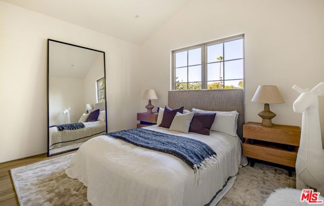 4209 Vantage Avenue, Studio City CA: https://media.crmls.org/mediaz/d2d255de-a9dd-4826-8217-452b3b5d1a4a.jpg
