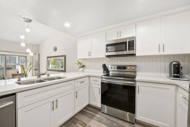 Detail Gallery Image 6 of 31 For 2352 Altisma Way #13,  Carlsbad,  CA 92009 - 2 Beds | 2 Baths