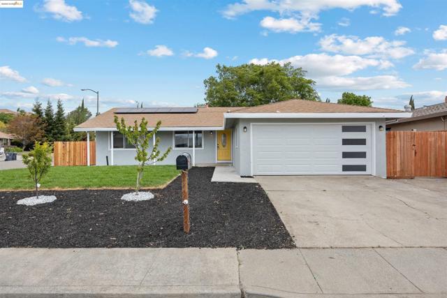 236 Larkspur, Fairfield CA: https://media.crmls.org/mediaz/d2d2b6d1-ee49-4cbe-a76e-c018432bf6e9.jpg