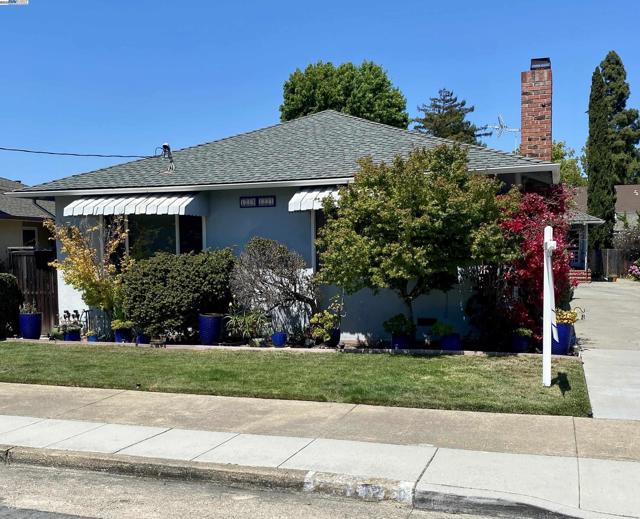 1219 Maple St, San Mateo CA: https://media.crmls.org/mediaz/d2d2d234-ebf4-4672-a23d-44e4e4e4696e.jpg