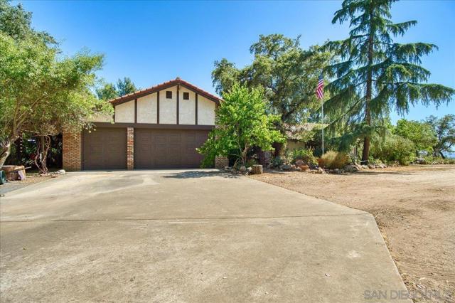 24903 Oakana Rd, Ramona CA: https://media.crmls.org/mediaz/d2d3e050-19c9-4e8e-bb9c-3defe714945e.jpg