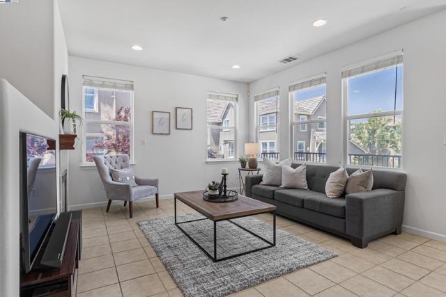 6268 Byron Ln, San Ramon CA: https://media.crmls.org/mediaz/d2d425b9-27ab-42e2-9db1-b6464e56c534.jpg