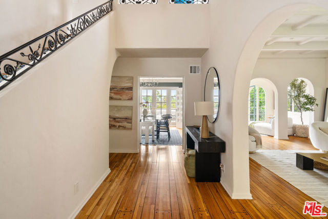 3716 Effingham Place, Los Angeles CA: https://media.crmls.org/mediaz/d2d45c98-e42b-4739-ac21-251e8fcc6dd7.jpg
