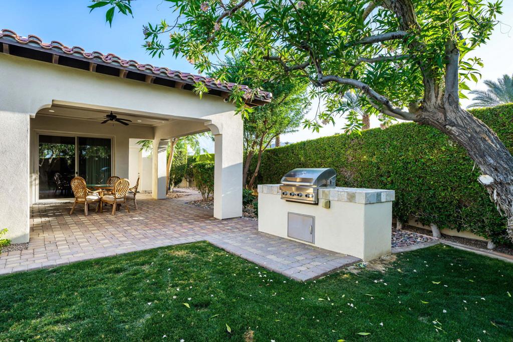https://media.crmls.org/mediaz/d2d45cf0-2c41-48f3-8c64-ec82c42d47de.jpg?preset=X-Large