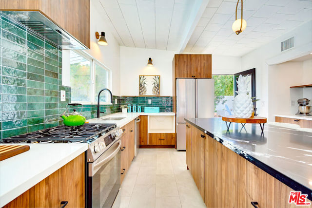 547 N Farrell Drive, Palm Springs CA: https://media.crmls.org/mediaz/d2d49d19-73eb-4a69-a0e5-cae6852c4f9e.jpg