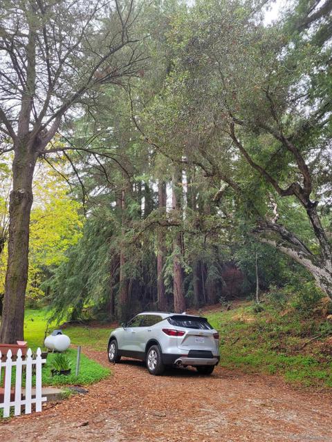 16885 Laurel Road, Los Gatos CA: https://media.crmls.org/mediaz/d2d4fe01-d328-41ac-8706-a44f632338af.jpg