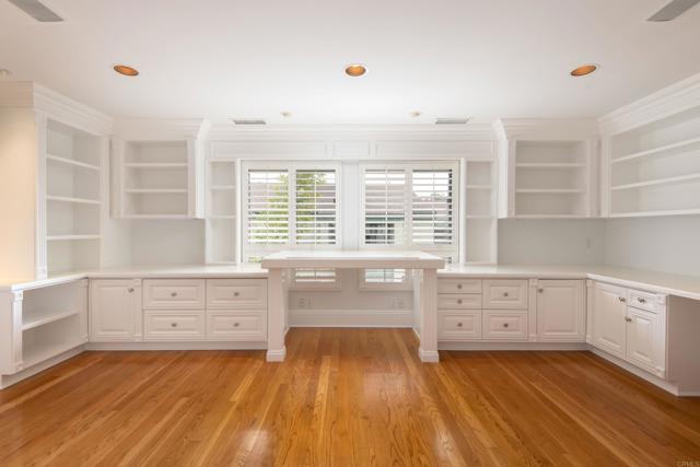 3294 Caminito Eastbluff, La Jolla CA: https://media.crmls.org/mediaz/d2d52ad7-f6bc-438a-8b58-89bff3760f0d.jpg