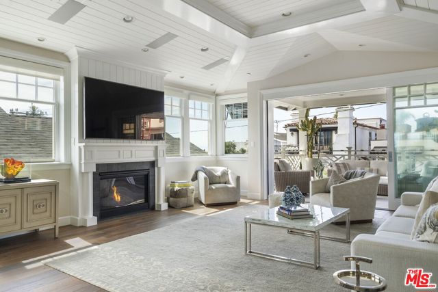 636 12th Street, Manhattan Beach CA: https://media.crmls.org/mediaz/d2d5473d-2575-4c53-8322-4193bf92fc36.jpg