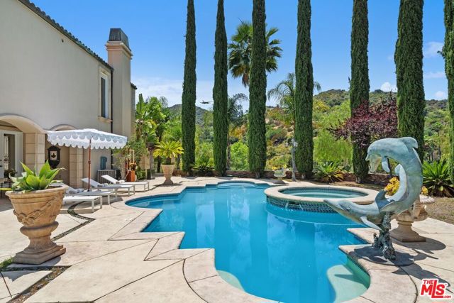 16980 Escalon Drive, Encino CA: https://media.crmls.org/mediaz/d2d5c55e-a18f-4e57-9a78-924654126c88.jpg