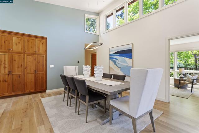 53 Tara Rd, Orinda CA: https://media.crmls.org/mediaz/d2d61c65-e790-41ed-9498-6092d93cb752.jpg