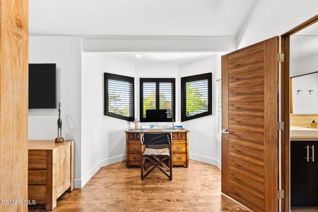 31460 Glenbridge Road, Westlake Village CA: https://media.crmls.org/mediaz/d2da5d61-7e56-4cb2-9270-0d4a87654655.jpg