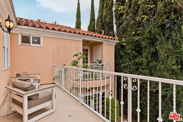 110 N Oakhurst Drive, Beverly Hills CA: https://media.crmls.org/mediaz/d2da636b-10fc-466f-b8bb-5135468e51f9.jpg