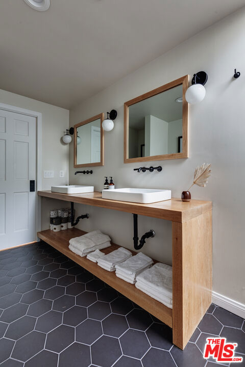 3629 Serra Road, Malibu CA: https://media.crmls.org/mediaz/d2da66ef-77b7-42b6-a46e-097abda3b8aa.jpg