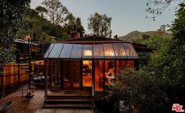 10412 Hebron Lane, Los Angeles CA: https://media.crmls.org/mediaz/d2da906f-c31a-4d27-b5fb-8bf3425a919c.jpg
