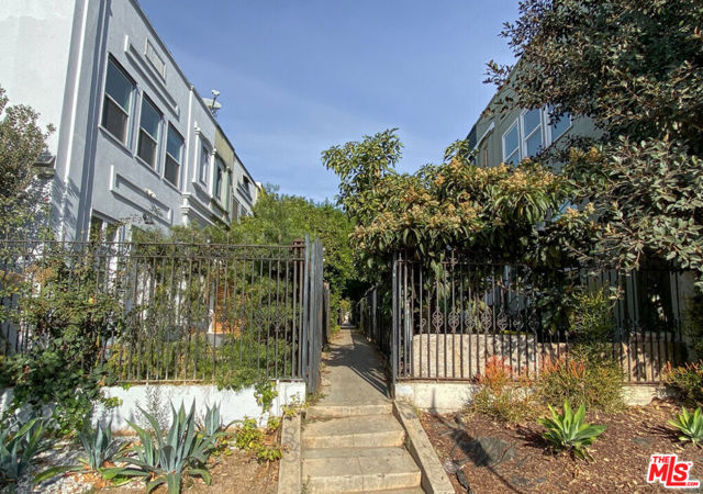 217 Columbia Place, Los Angeles CA: https://media.crmls.org/mediaz/d2db23ad-84f2-4942-b08e-f7edcbff7acb.jpg