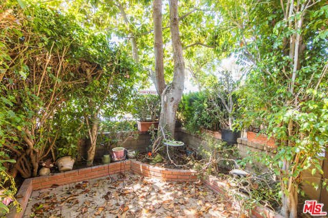 14311 Hartsook Street, Sherman Oaks CA: https://media.crmls.org/mediaz/d2db2d23-dfa6-43a5-9a22-d86c0538f409.jpg