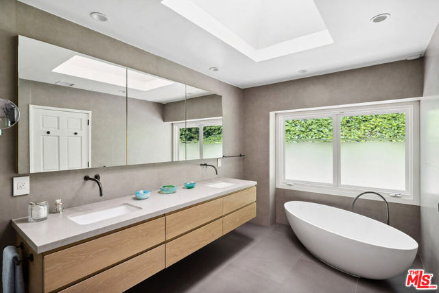 3818 Hollyline Avenue, Sherman Oaks CA: https://media.crmls.org/mediaz/d2dbad85-cf2d-48ed-8c04-263845f7083c.jpg