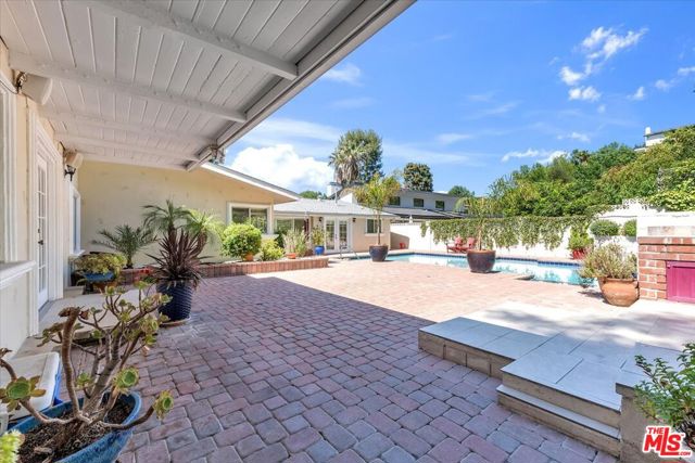 23264 Calvert Street, Woodland Hills CA: https://media.crmls.org/mediaz/d2dbfbe1-7549-4d5c-a034-362b431a0b33.jpg