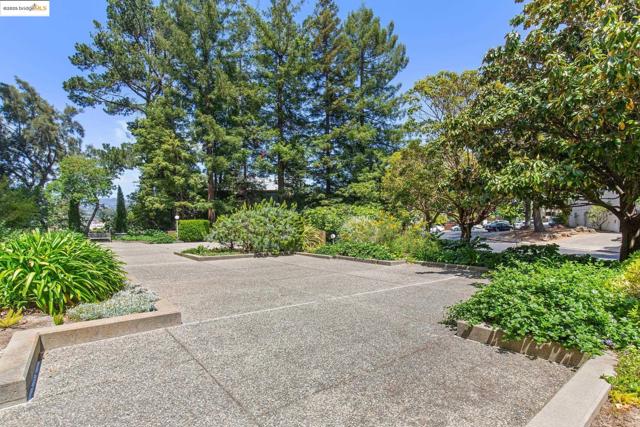 1 Kelton Ct, Oakland CA: https://media.crmls.org/mediaz/d2dc124d-919e-49f8-8b34-fb3dd932709d.jpg