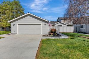 700 Duffin Drive, Hollister CA: https://media.crmls.org/mediaz/d2dd0cf7-307b-486f-b47c-59fe53f9a4b5.jpg