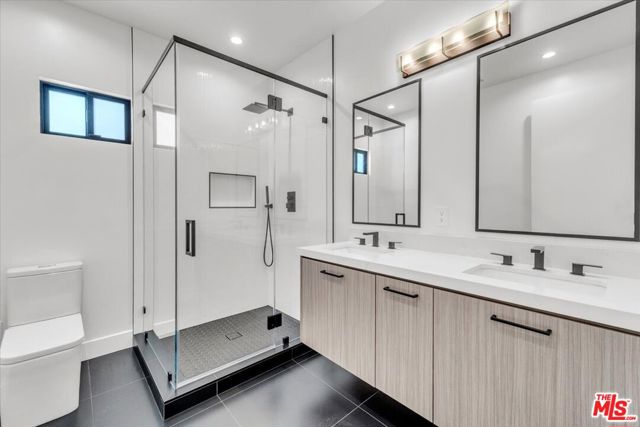 5456 Hazeltine Avenue, Sherman Oaks CA: https://media.crmls.org/mediaz/d2de20bf-aec1-49a0-b63c-d719b75c1cfc.jpg