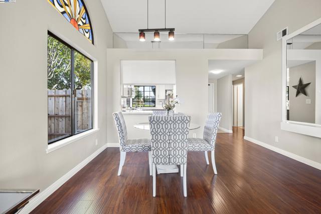 3525 Mcsherry Way, Alameda CA: https://media.crmls.org/mediaz/d2de7395-5643-48f7-babf-b54453afe44e.jpg