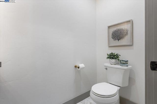 689 Santa Ray Ave, Oakland CA: https://media.crmls.org/mediaz/d2e04730-5442-4147-85fb-16c35689bba4.jpg