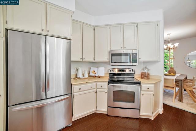 1364 Canyon Side Ave, San Ramon CA: https://media.crmls.org/mediaz/d2e0edf7-82e4-435a-8a53-eff171fe1f44.jpg