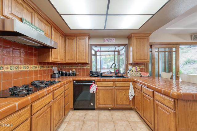 Detail Gallery Image 14 of 70 For 652 Stonebrook St, Simi Valley,  CA 93065 - 4 Beds | 2/1 Baths
