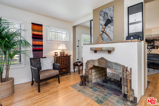 516 N Bronson Avenue, Los Angeles CA: https://media.crmls.org/mediaz/d2e230eb-345f-4a21-a820-d8ddf838a8a3.jpg