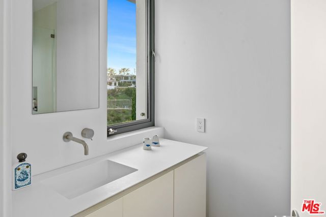 623 Alma Real Drive, Pacific Palisades CA: https://media.crmls.org/mediaz/d2e2b572-5001-4d0c-882e-6ece1e0f5788.jpg