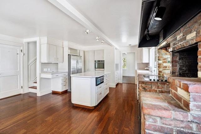1312 3Rd St, Coronado CA: https://media.crmls.org/mediaz/d2e3ef18-333c-471d-aca9-6ffc1a1f6e18.jpg
