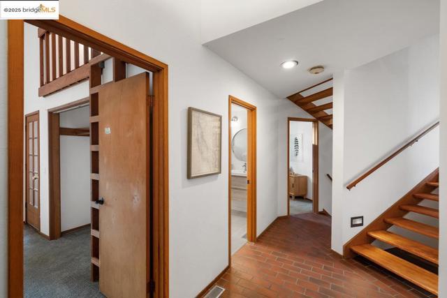2112 Manzanita Dr, Oakland CA: https://media.crmls.org/mediaz/d2e5b724-f143-4cf0-bd5d-f947855fbcb9.jpg