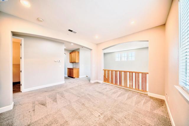 1069 Dry Creek Ct, Lathrop CA: https://media.crmls.org/mediaz/d2e61c63-3a85-4e34-b8c3-4dfe7c952953.jpg