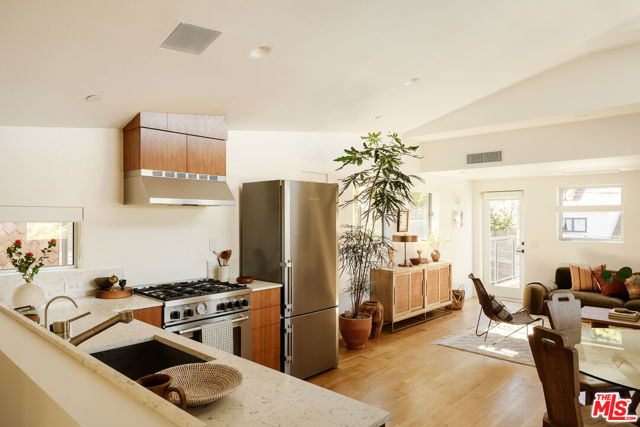 8866 Wonderland Avenue photo 2