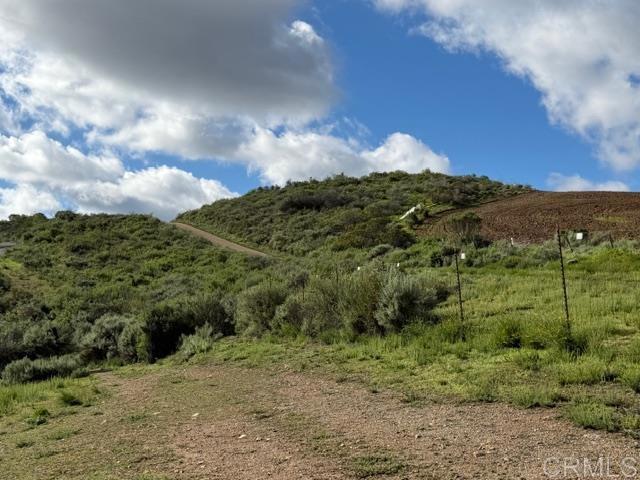 Detail Gallery Image 8 of 9 For 2576 Green Hills Way, Vista,  CA 92084 - 3 Beds | 2 Baths