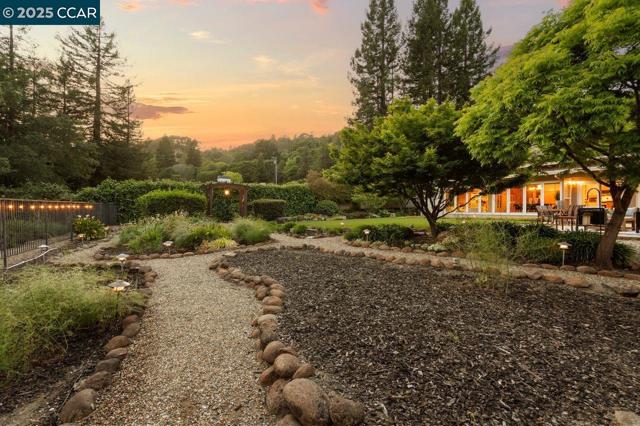 23 Lost Valley Dr, Orinda CA: https://media.crmls.org/mediaz/d2e7678d-f47b-439e-952b-88dab086854d.jpg