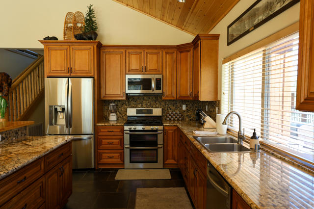 289 Stony Creek Road, Big Bear CA: https://media.crmls.org/mediaz/d2e8193d-f951-4be9-bd9b-fa3df0b3c66d.jpg