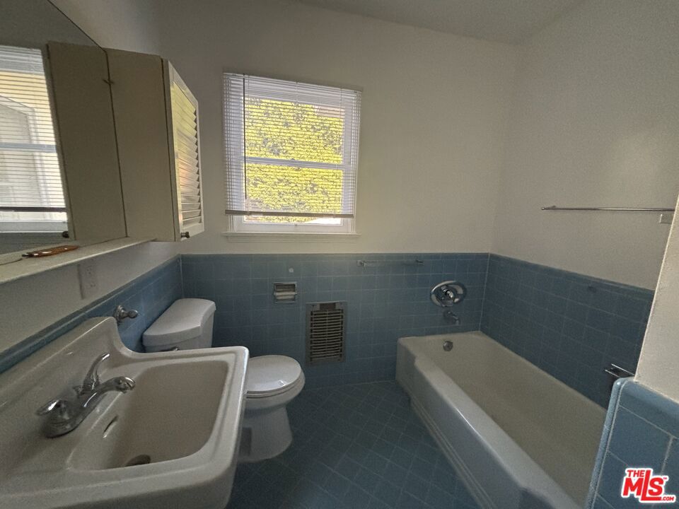 https://media.crmls.org/mediaz/d2e8f3a7-d186-411f-bacc-499702cf418a.jpg?preset=X-Large