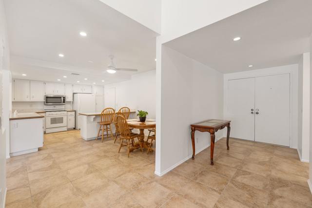 2050 Silver Oak Way, Hemet CA: https://media.crmls.org/mediaz/d2e91d3f-25ac-4bbb-89c9-c251dd00c75d.jpg