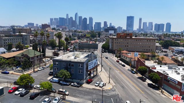 1000 S Grand View Street, Los Angeles CA: https://media.crmls.org/mediaz/d2e9b178-df5d-4293-8492-fc6e3b3920c4.jpg