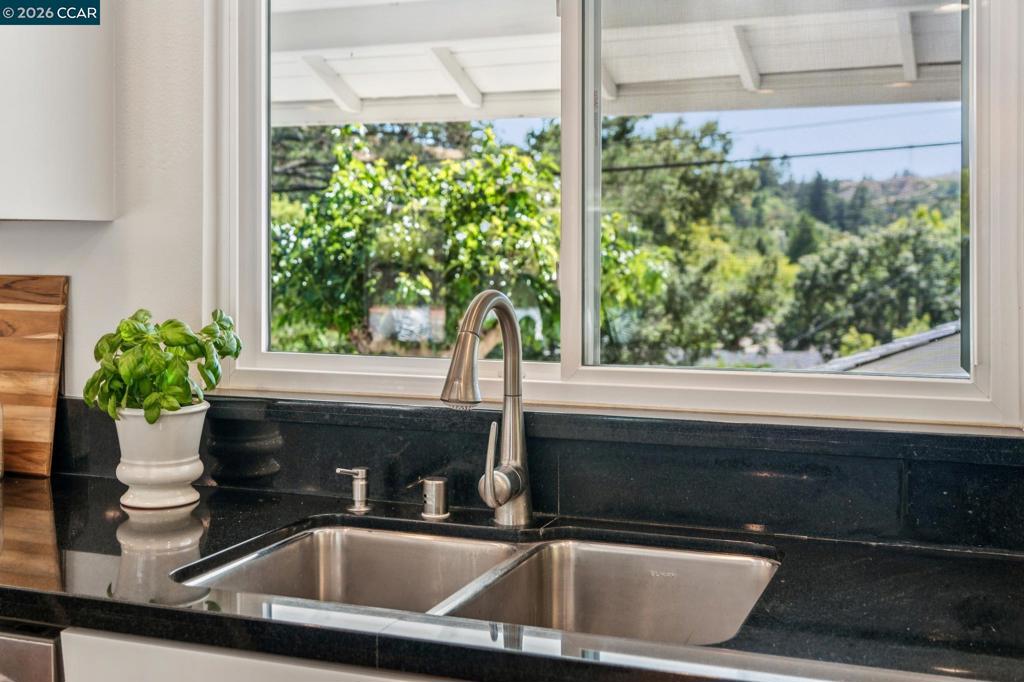https://media.crmls.org/mediaz/d2e9ba0b-bdd1-479d-9608-baa429e597cc.jpg?preset=X-Large