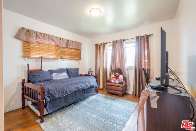 10725 S 8th Avenue, Inglewood CA: https://media.crmls.org/mediaz/d2ea7b37-8e58-4fa9-801b-58e8b278f136.jpg