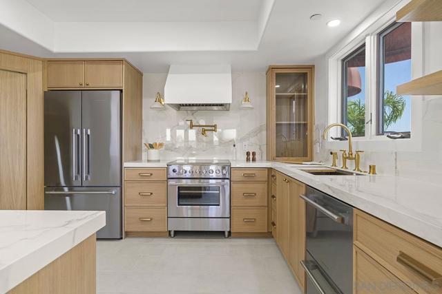 1099 1st St, Coronado CA: https://media.crmls.org/mediaz/d2ea7bd5-d291-4cc3-b9c9-e1741dd21162.jpg