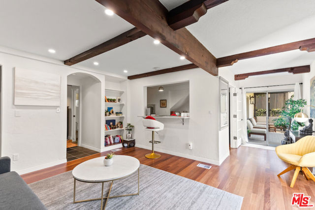 1923 Sunset Plaza Drive, Los Angeles CA: https://media.crmls.org/mediaz/d2eada1f-3714-46b1-89f8-14d395a7d118.jpg